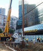 直径1.5ｍの転石への施工事例（香港、圧入施工）